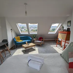 *large Unique Retro Private Attic & Bathroom* Guest house Brighton