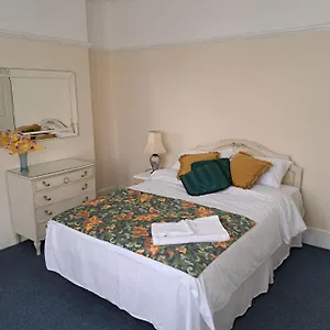 Double Available- London Seven Kings Seven Kings Train Station Guest house Ilford